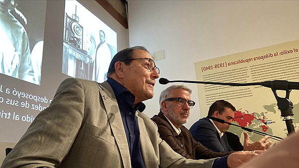 Bonifacio Nicolás Díaz Chico durante la presentación de la novela El anillo negro, acompañado por Lluis Serra y Jorge Méndez, en 2025.