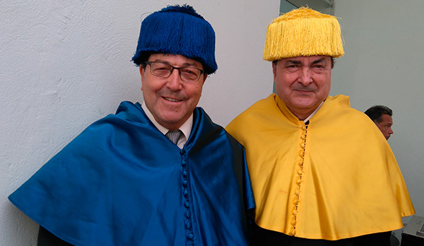 Bonifacio Nicolás Díaz Chico con traje académico durante un acto universitario, junto al catedrático Sergio Ruiz Santana.