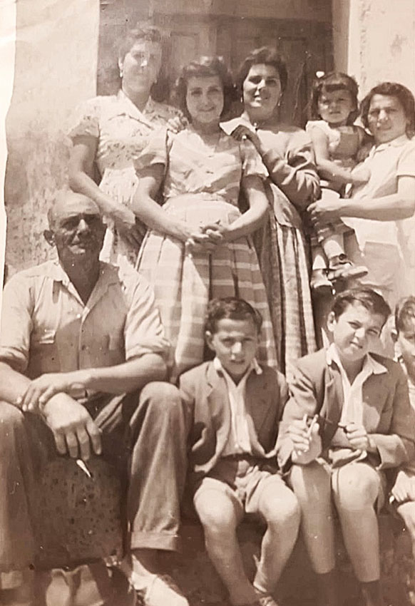 Fotografía familiar de Bonifacio Nicolás Díaz Chico en Las Vistas (Fasnia, Tenerife), hacia 1958.