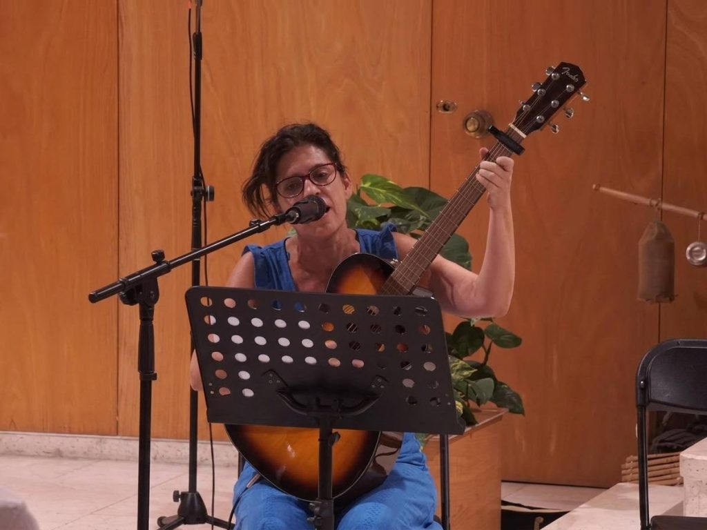 Sole Rodríguez interpreta una de las décimas durante la presentación del libro en Fasnia.