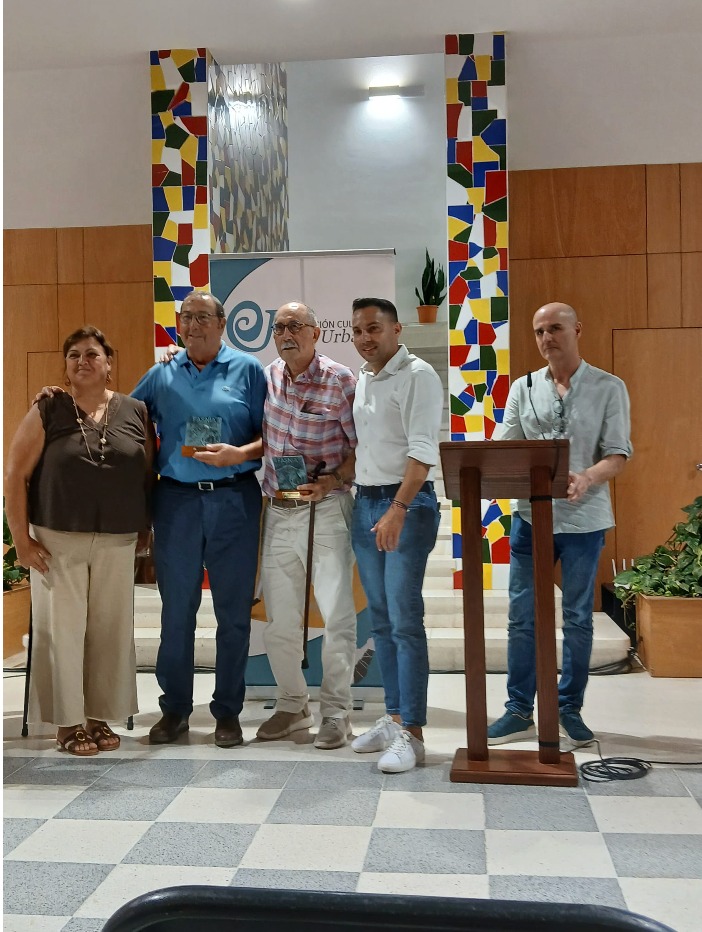 Reconocimiento del Ayuntamiento de Fasnia a los autores de Aforismos y décimas durante la presentación del libro.