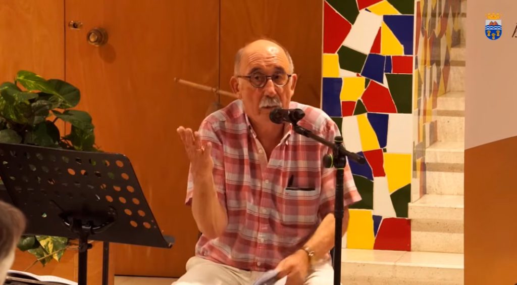 Manuel Feria durante la presentación de Aforismos y décimas en Fasnia