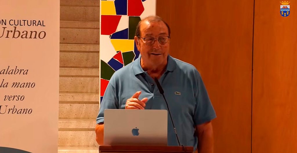 icolás Díaz Chico durante la presentación de Aforismos y décimas en Fasnia