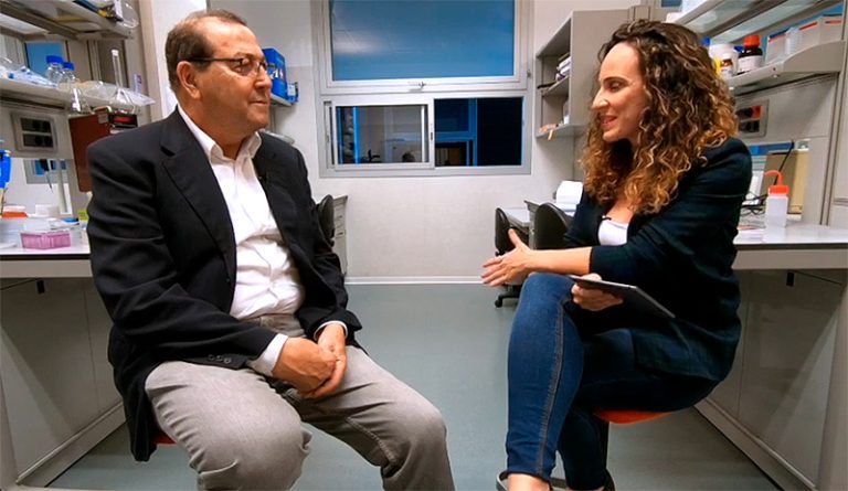 Nicolás Díaz Chico durante una entrevista sobre los avances en la investigación del cáncer de mama triple negativo.