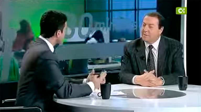 Nicolás Díaz Chico durante una entrevista en Televisión Canaria explicando qué es el cáncer